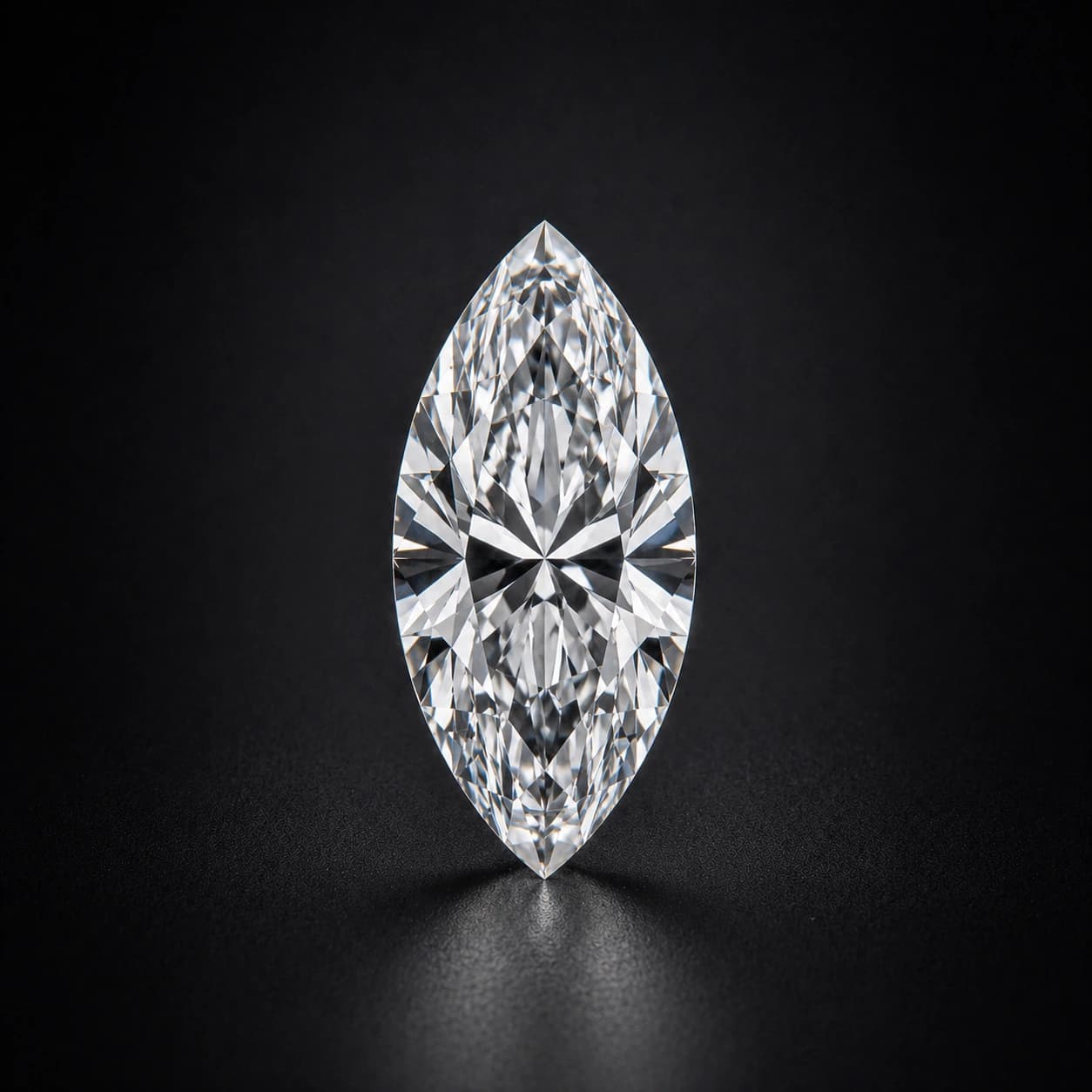 Diament laboratoryjny marquise na ciemnym tle