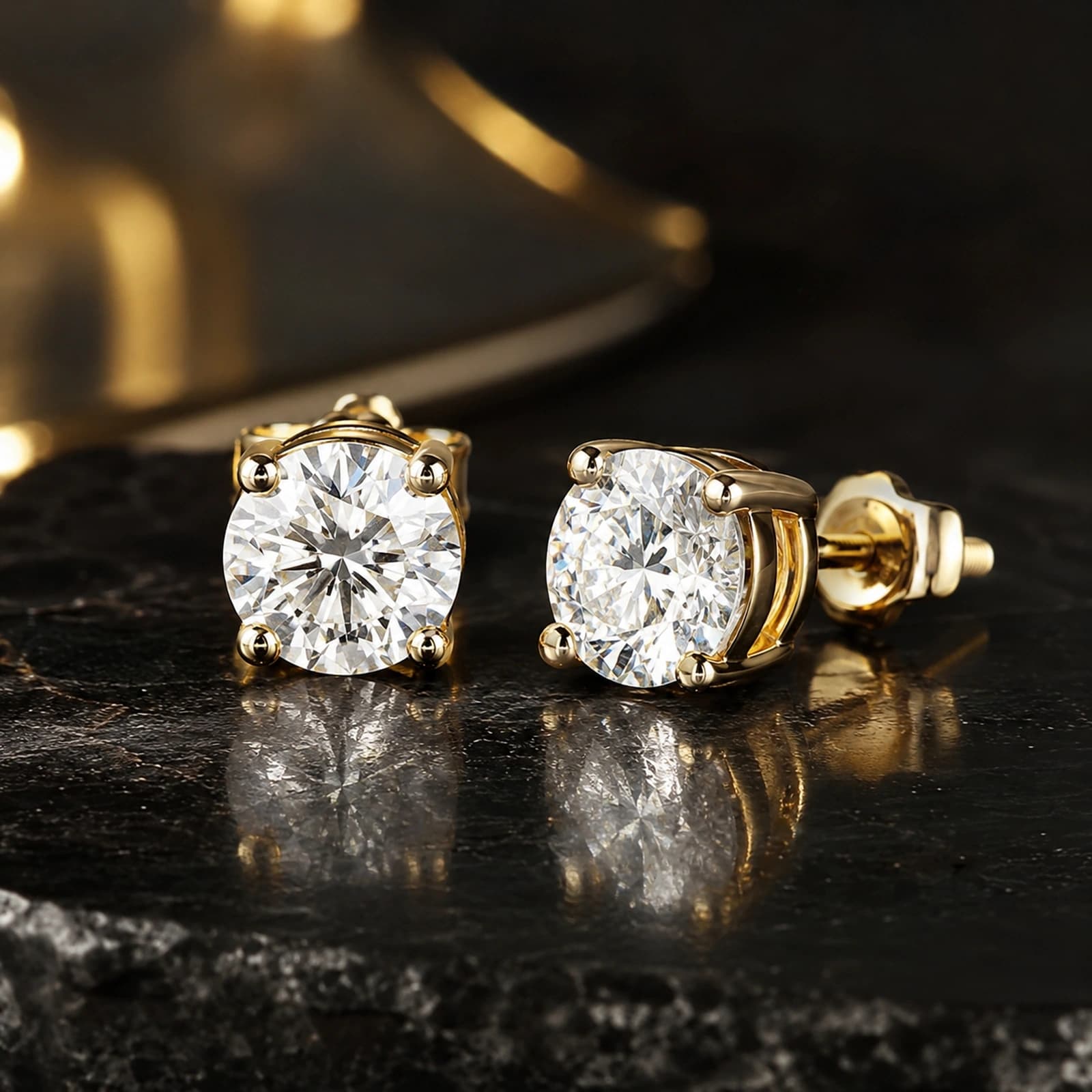 Kolczyki basket studs z diamentami laboratoryjnymi w żółtym złocie na ciemnym tle
