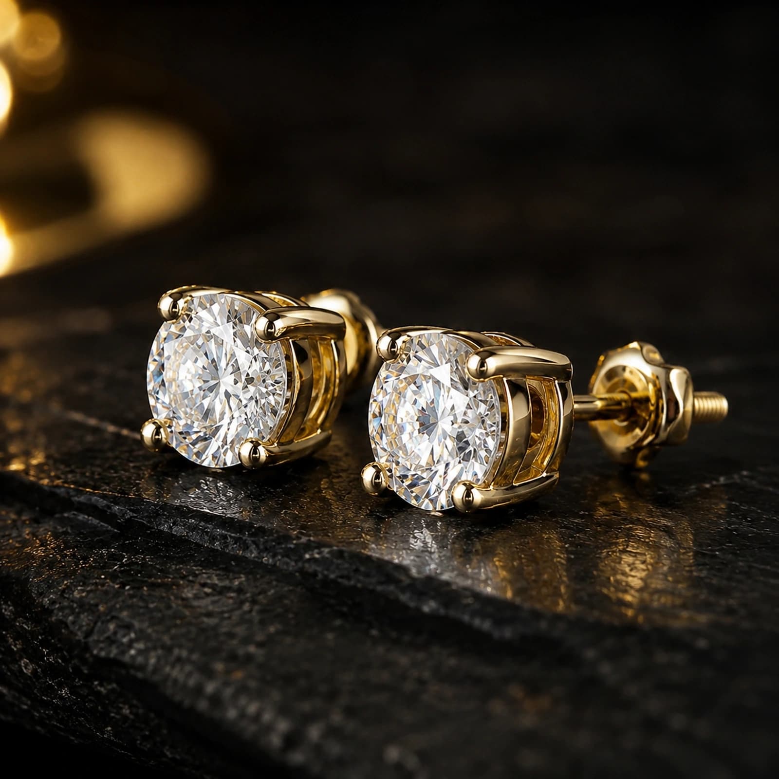 Kolczyki basket studs z diamentami laboratoryjnymi w żółtym złocie w ujęciu pod kątem na ciemnym tle