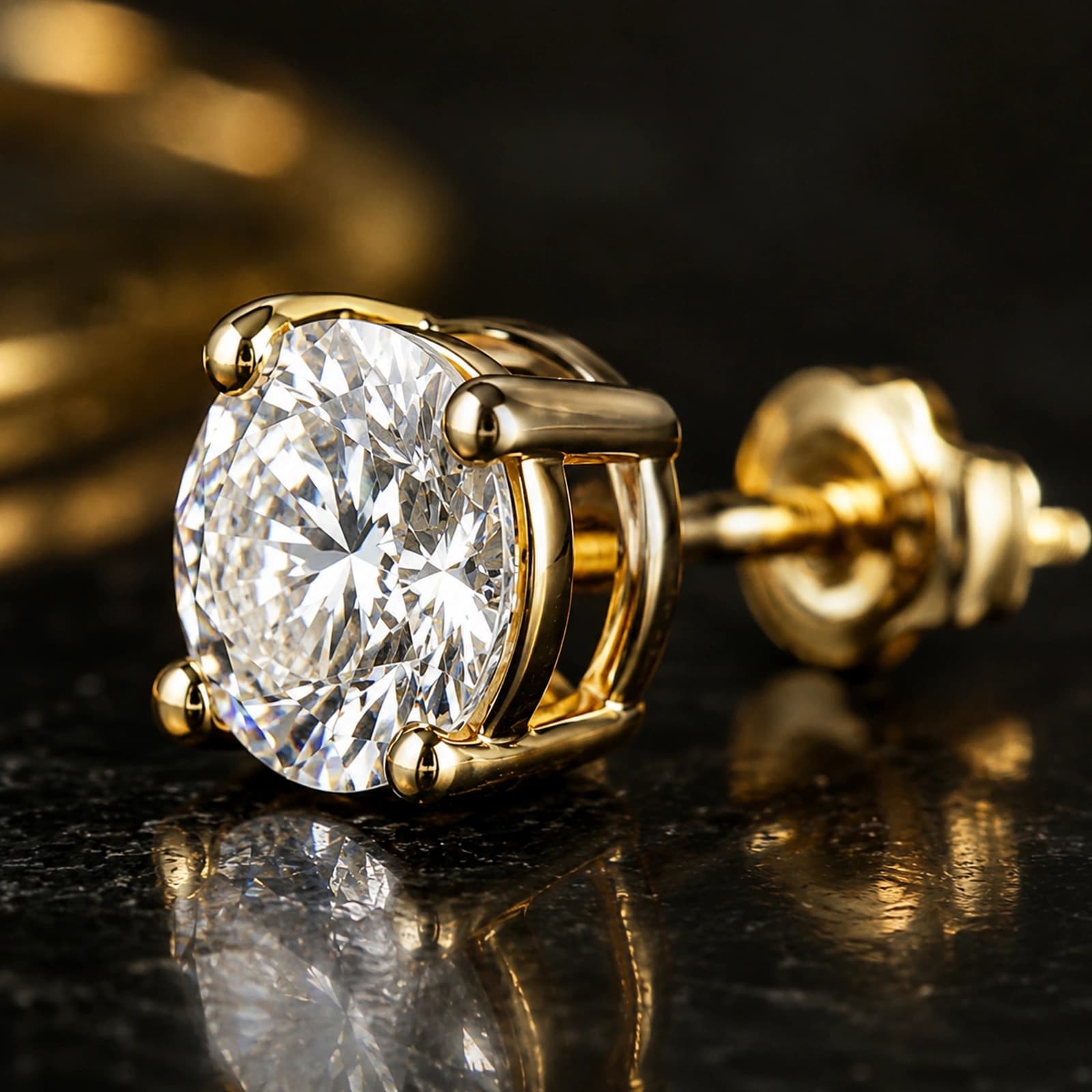 Detal oprawy i diamentu w modelu kolczyki basket studs na ciemnym tle