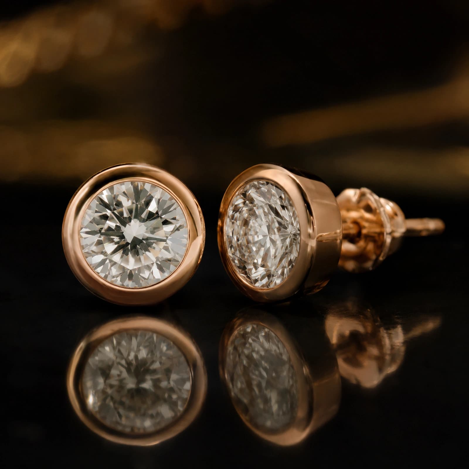 Kolczyki bezel studs z diamentami laboratoryjnymi w różowym złocie na ciemnym tle