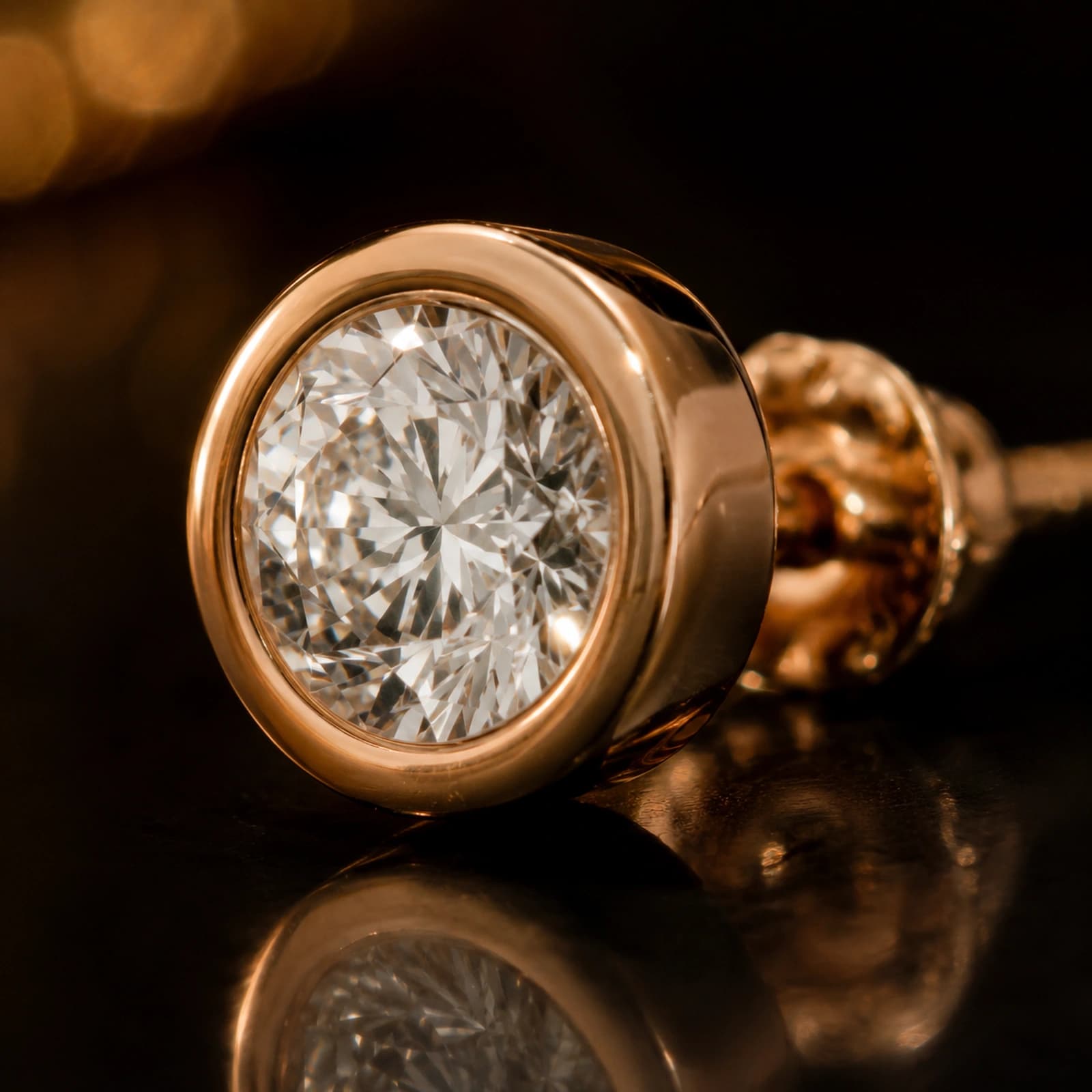 Detal oprawy i diamentu w modelu kolczyki bezel studs na ciemnym tle
