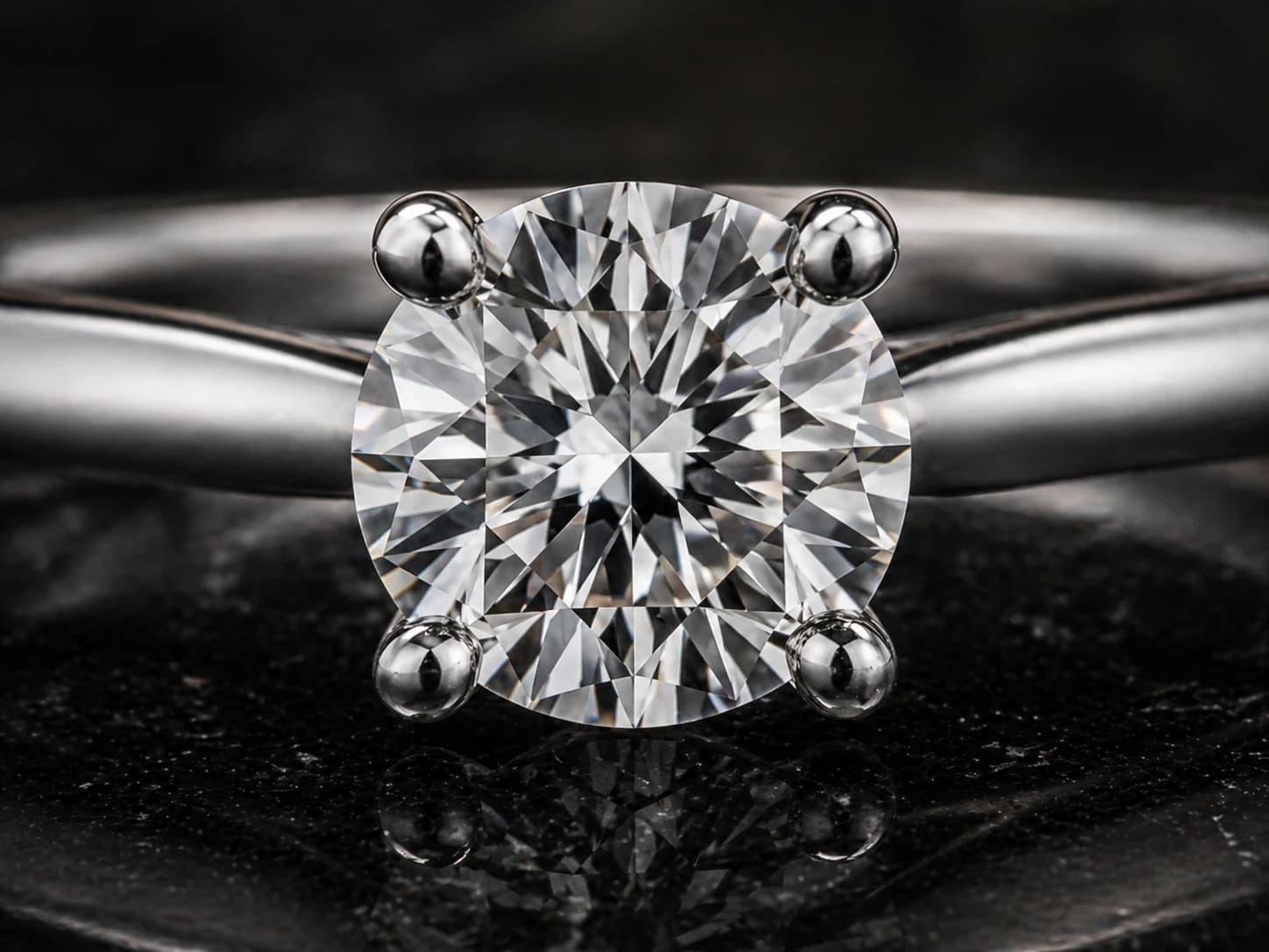 Pierścionek solitaire z diamentem w białym złocie, oprawa 4 pazurki — zbliżenie makro