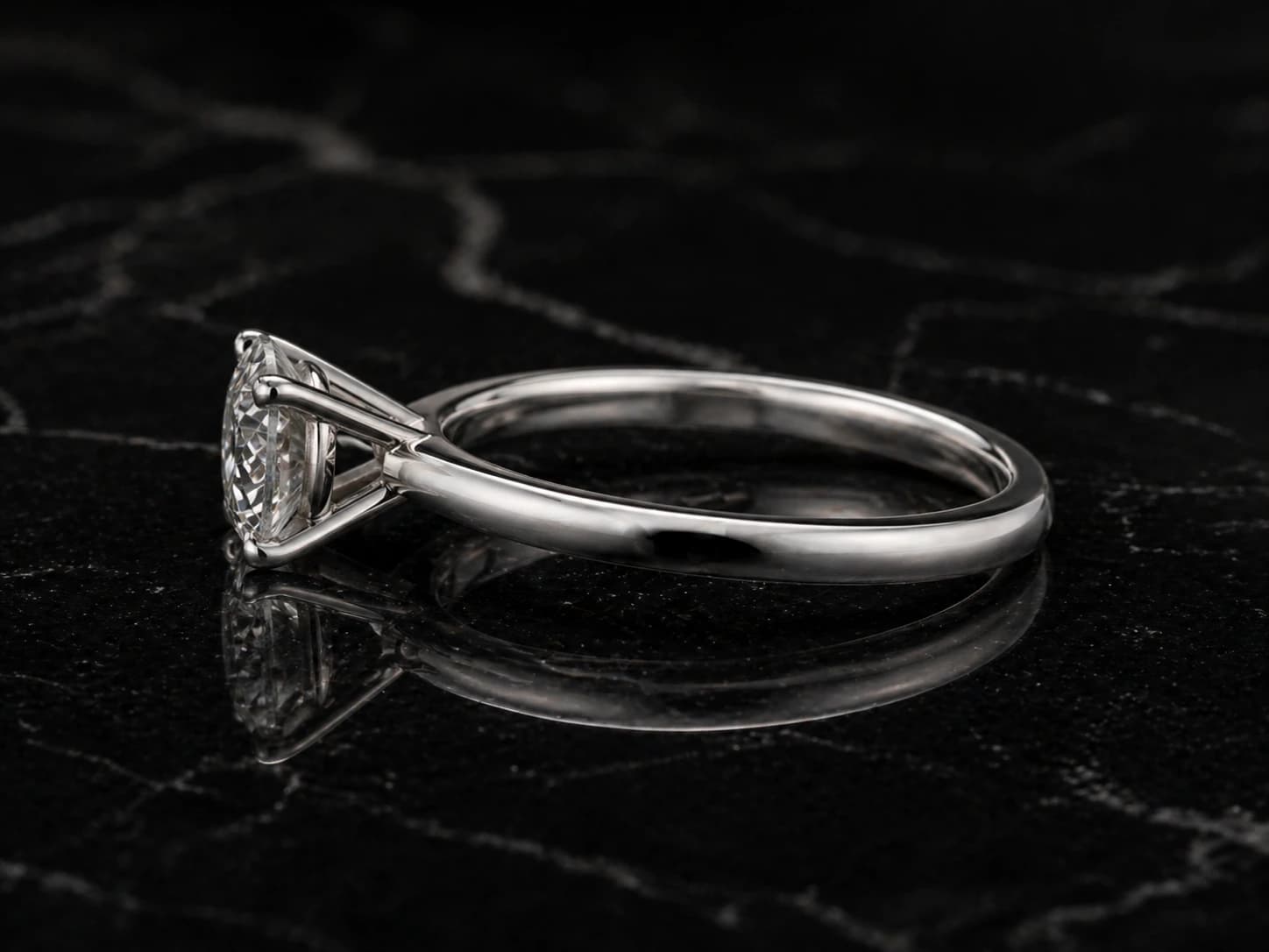 Pierścionek solitaire z diamentem w białym złocie, oprawa 4 pazurki — detal produktu