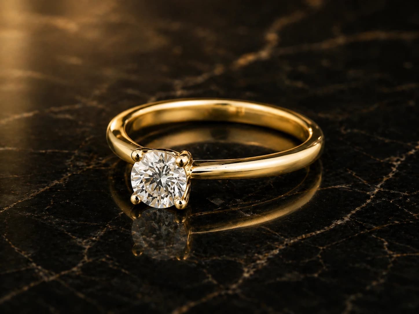 Pierścionek solitaire z diamentem w żółtym złocie, oprawa 4 pazurki — ujęcie pod kątem 3/4