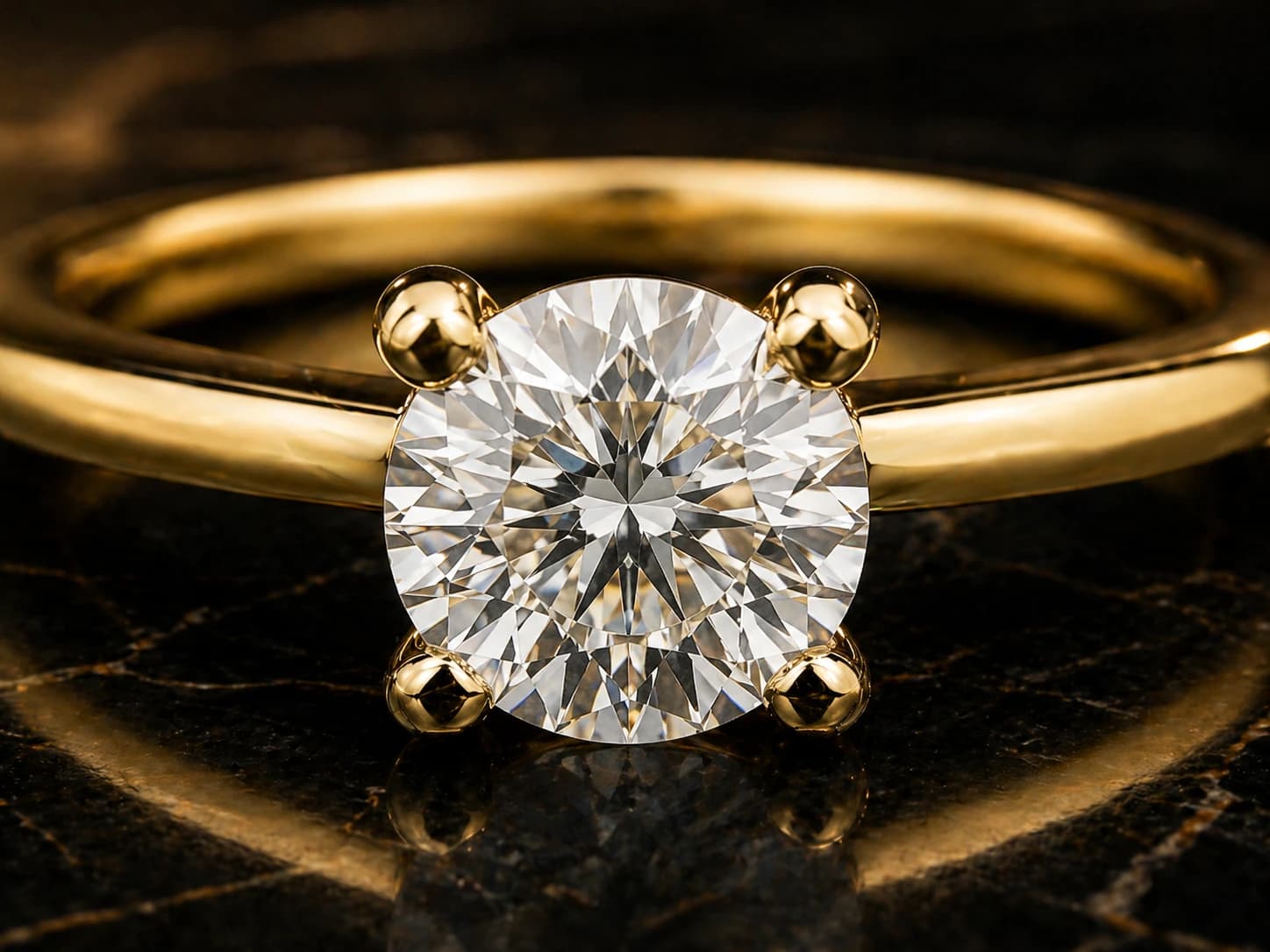 Pierścionek solitaire z diamentem w żółtym złocie, oprawa 4 pazurki — zbliżenie makro